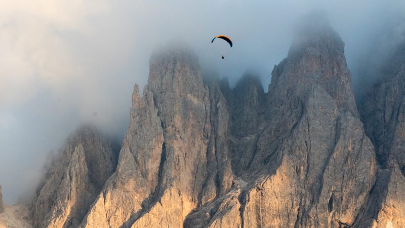 Le parapente pour voir la grandeur de la terre