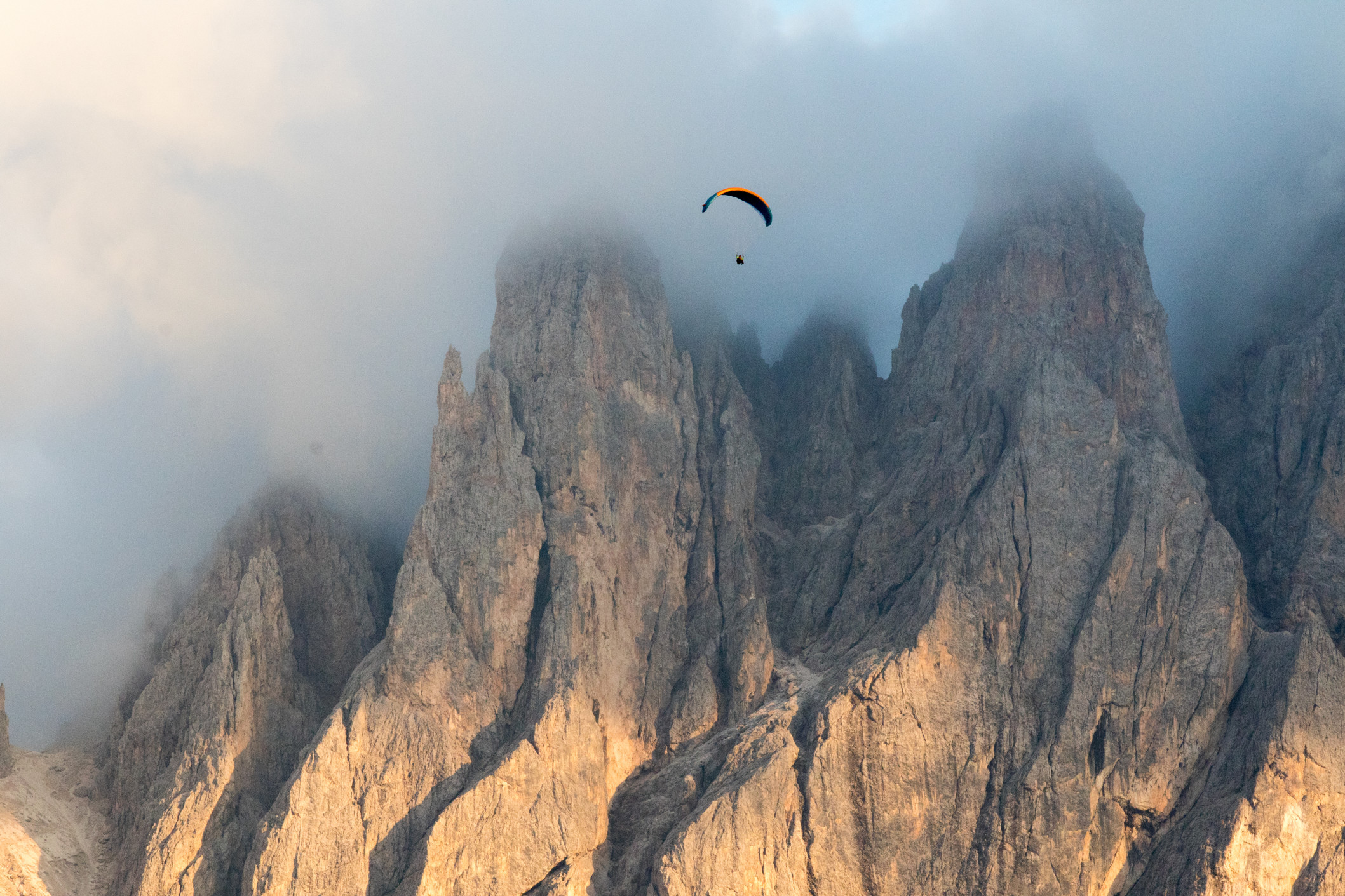 Le parapente pour voir la grandeur de la terre